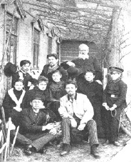 С фотографии начала 1890-х гг.: в верхнем ряду и ниже Павел Егорович и Евгения Яковлевна Чеховы