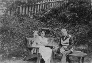 С женой К.К. Чеховой в саду своего дома. США. 1950-е